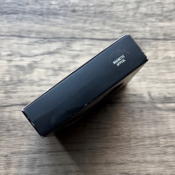 Mac Magnetic Appeal Extra Dimension Skinfinish - Picture 2 of 5